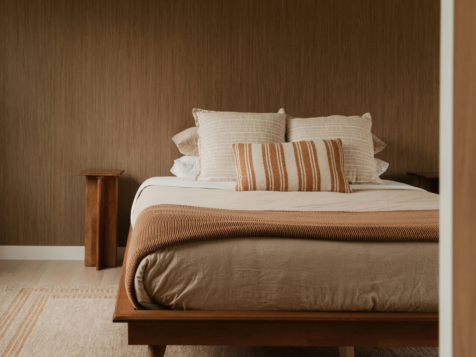 Dormitorio con ropa de cama en tonos tierra