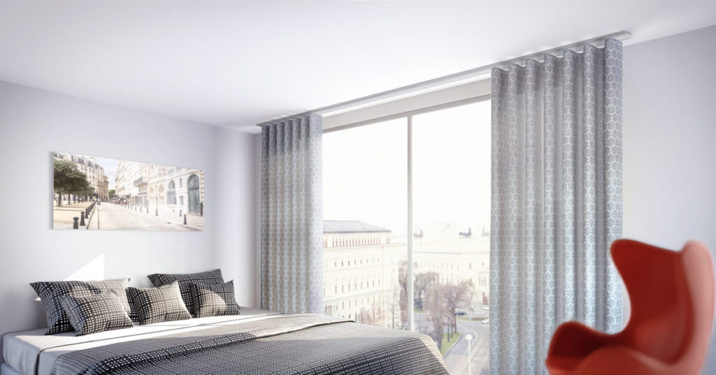 Dormitorio con cortinas de onda perfecta
