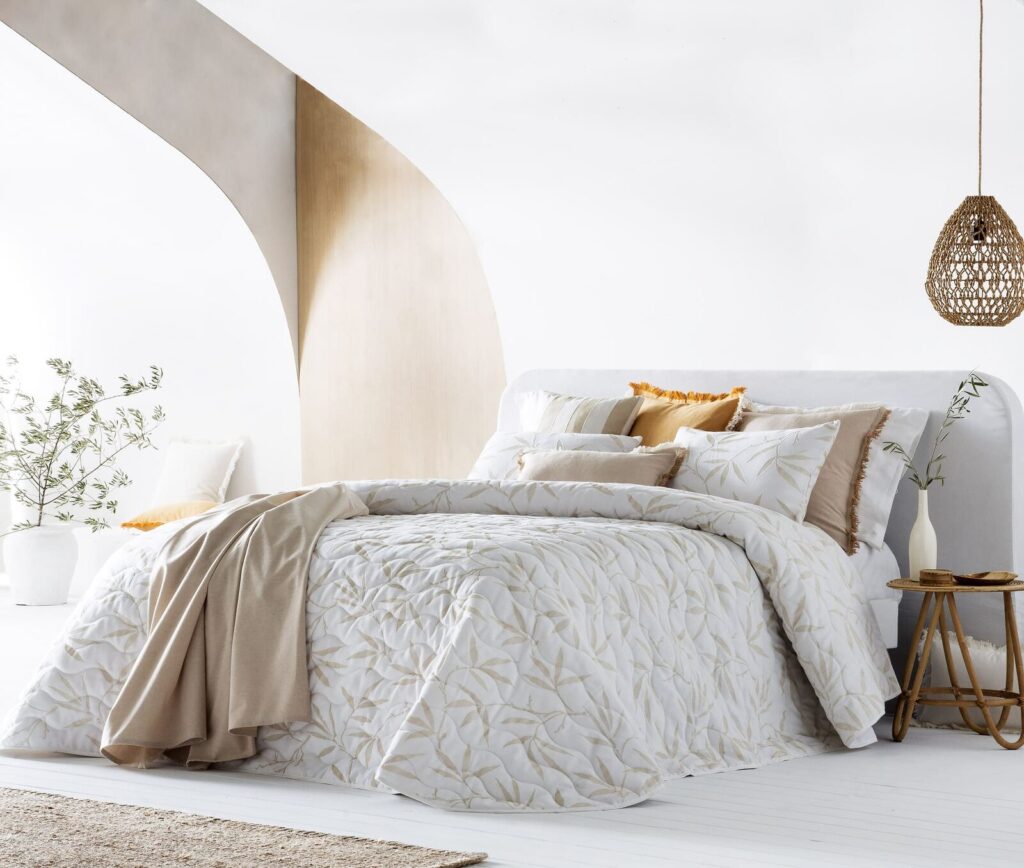 Dormitorio con ropa de cama y textiles en tonos naturales