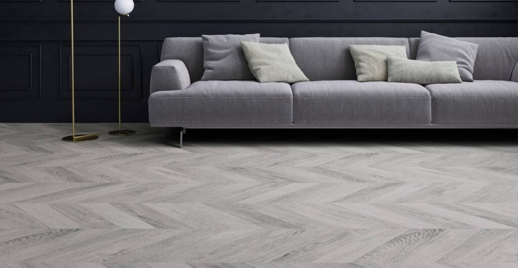 Salón con suelo laminado en espiga